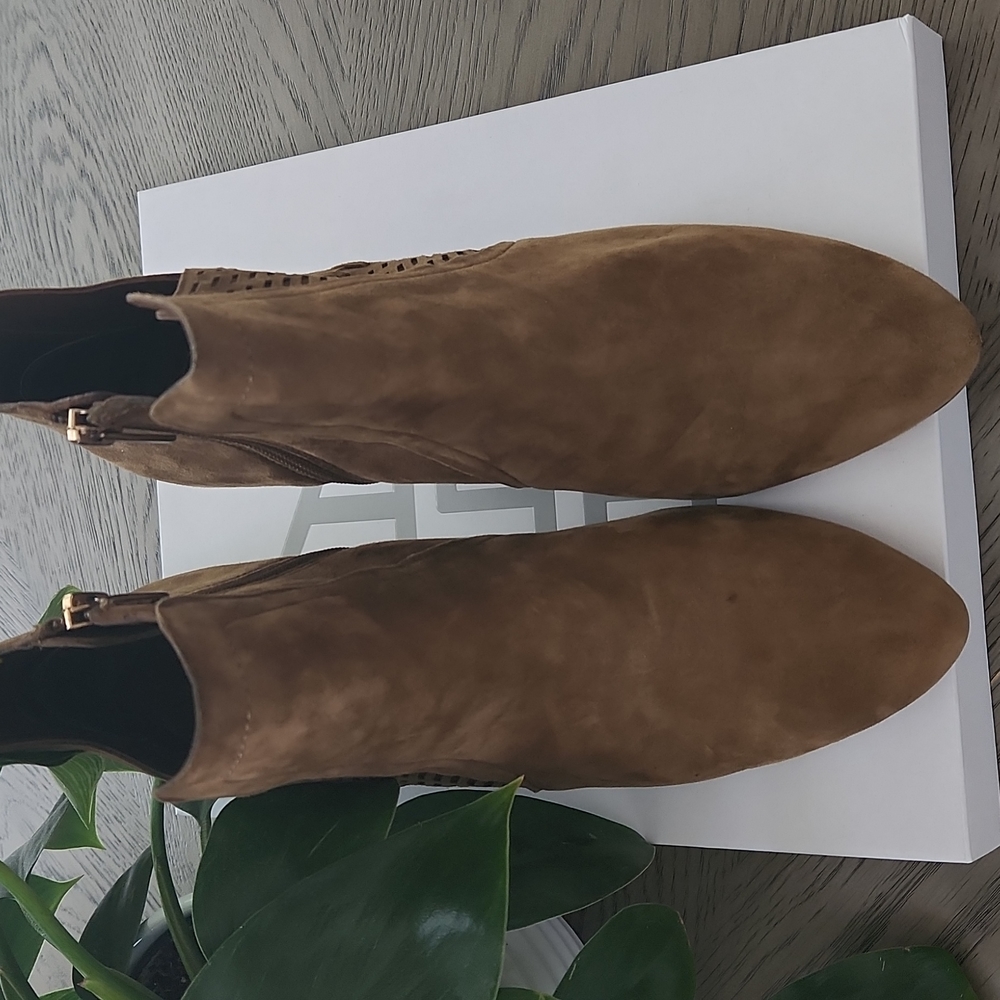 Tan suede booties - Picture 3 of 6